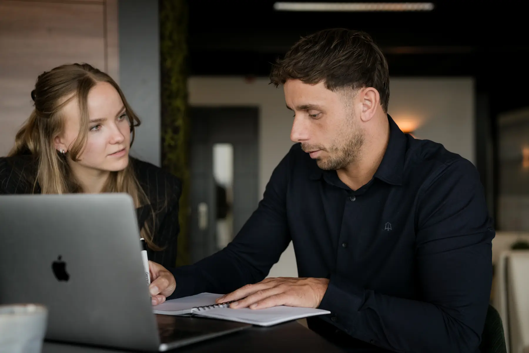 Genrise-recruiters bespreken een match op kantoor