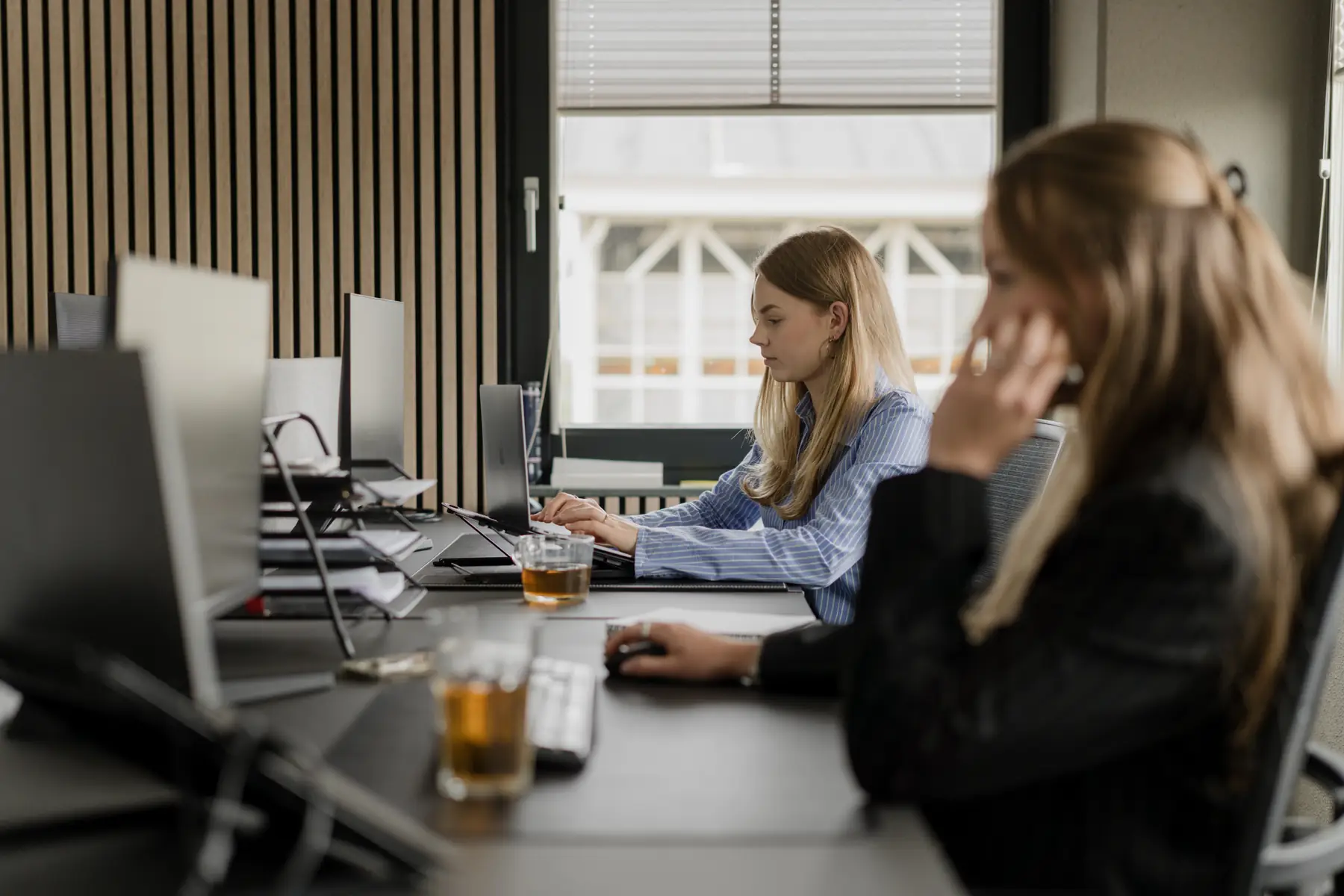 Genrise-recruiters aan het werk op kantoor