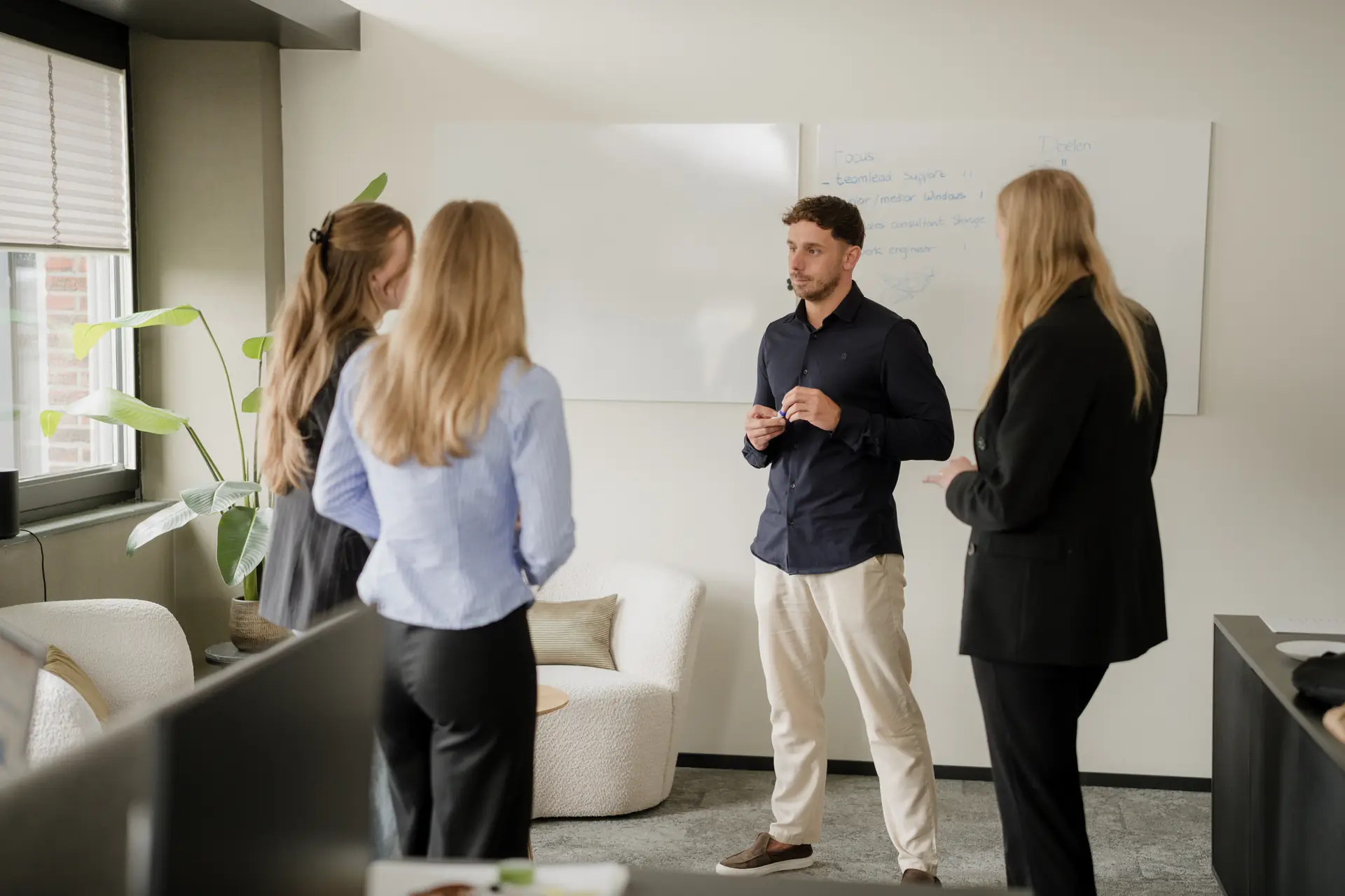 Het team van Genrise in gesprek op kantoor in Hengelo
